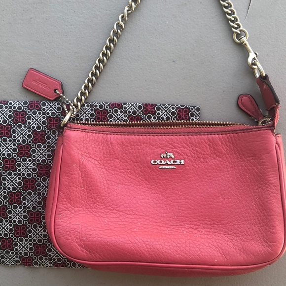 Coach • hot pink -pebbled leather with chain strap - Picture 2 of 8